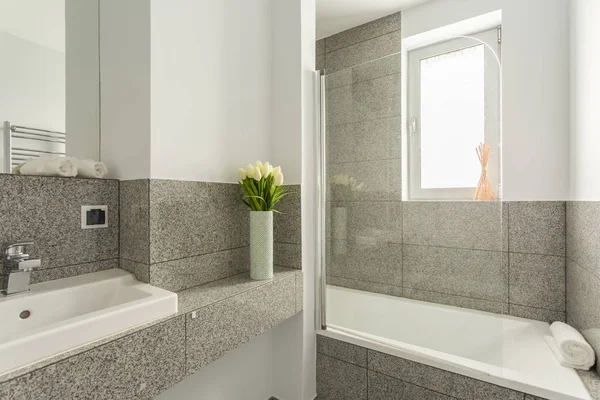 Сучасна і сіра ванна кімната — стокове фото