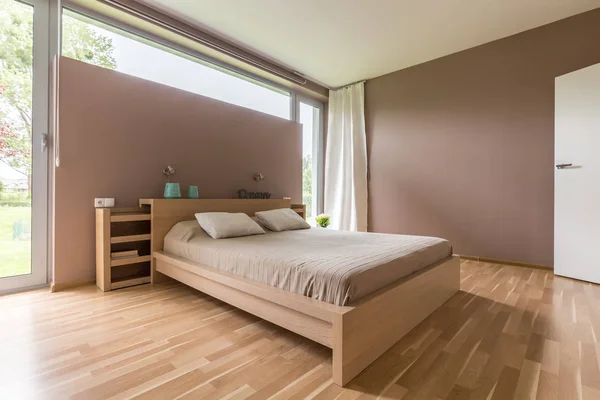 Dormitorio espacioso y moderno — Foto de Stock