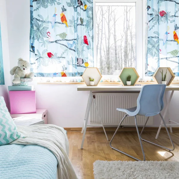 Bett, Schreibtisch und Fenster mit Blick auf den Winterwald — Stockfoto