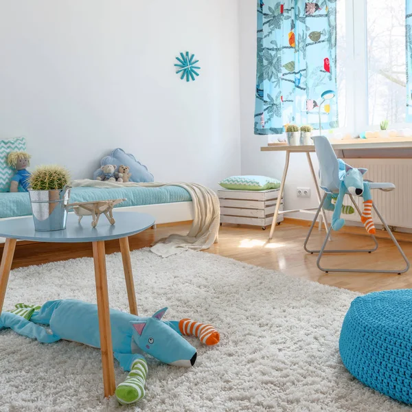 Ευρύχωρο μπλε παιδικό δωμάτιο — Φωτογραφία Αρχείου