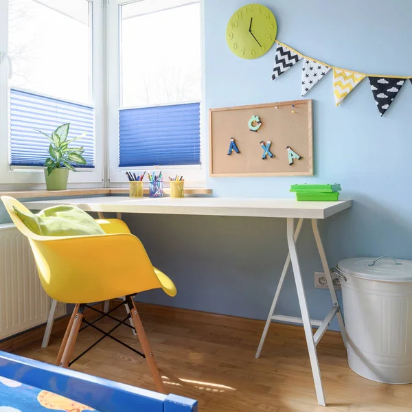 Schreibtisch im bunten Kinderzimmer — Stockfoto