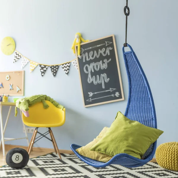 Детская комната с висячим стулом — стоковое фото
