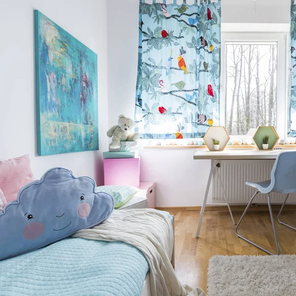 Azul suave es siempre en el estilo en la habitación de los niños —  Fotos de Stock