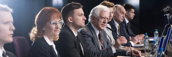 Concorrenza durante la conferenza politica — Foto Stock