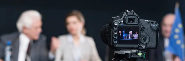 Videocamere che registrano gli imprenditori durante la conferenza stampa — Foto Stock