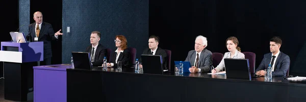 Les politiciens discutent lors d'une conférence au Parlement européen — Photo