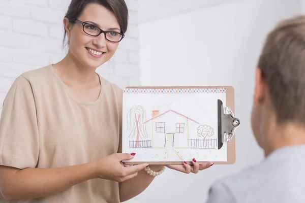 Therapist showing a picture — Stock Photo, Image