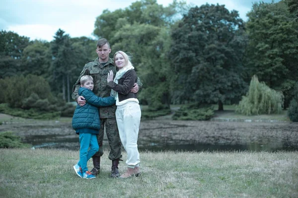 Soldat och hans älskade familj — Stockfoto
