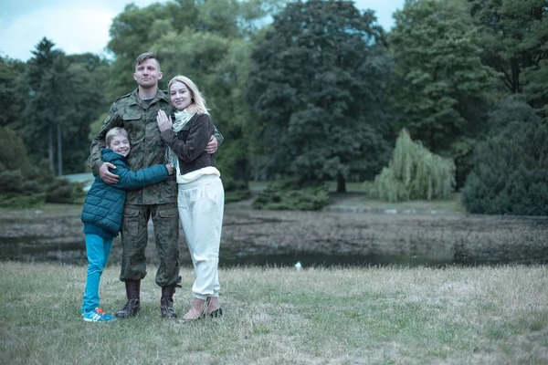 Soldat passant du temps avec sa femme et son fils — Photo