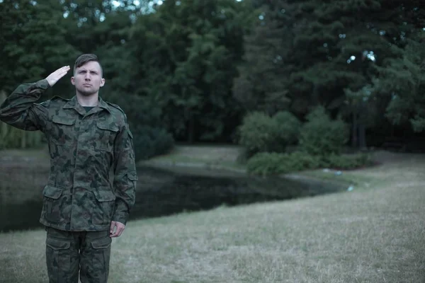 Voják na sobě uniformu — Stock fotografie