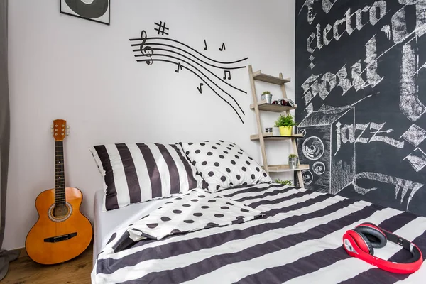 Dormitorio decorado con artículos relacionados con la música — Foto de Stock