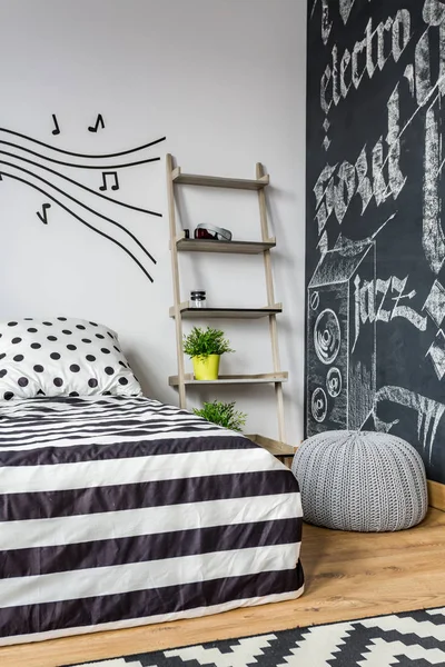 Slaapkamer met een schoolbord muur — Stockfoto