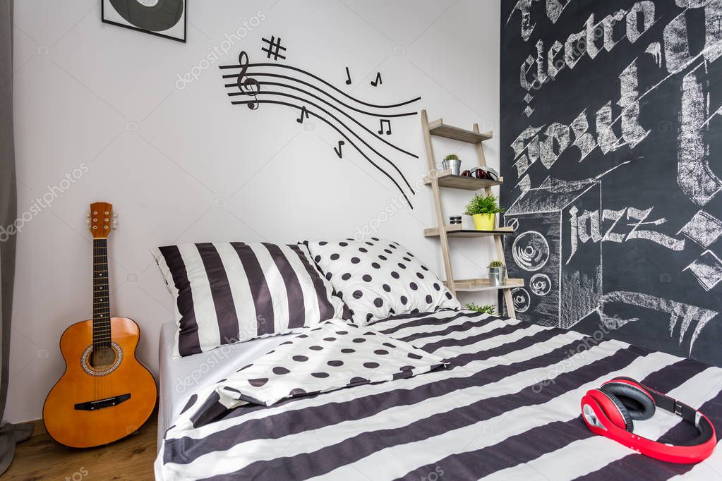 Music Themed Teenage Bedroom Bedroom Decorated With Music