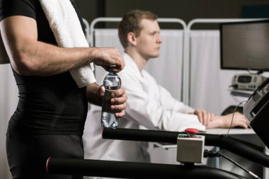 Doktor ofisinde sporcu