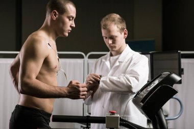 Sporcu kardiyogram elektrotlar ile