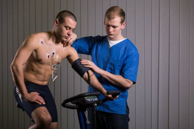 Hastanın göğsüne elektrotlar ile