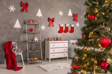 Kırmızı ve beyaz renklerde Oda