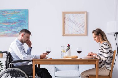 Yemek sırasında üzgün copupe