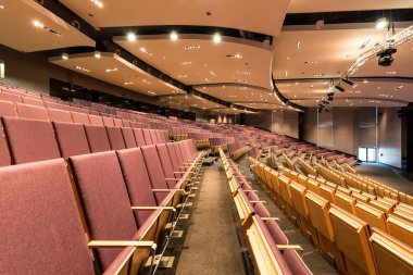 Akademi büyük konferans salonunda