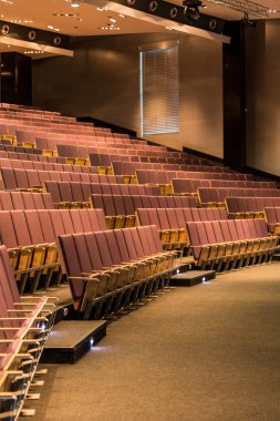 Konferans salonunun ahşap sandalye