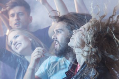 Konserde dans eden kalabalık