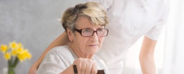 Yaşlı kadın elinde baston ile