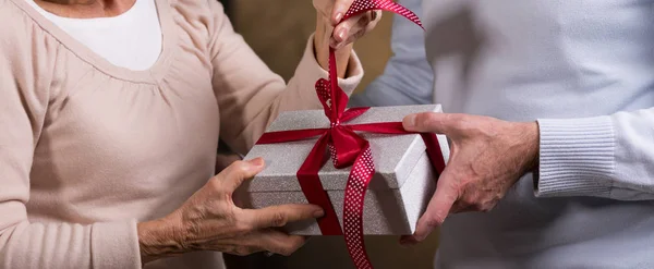 Man and woman holding gift — Stock Photo, Image
