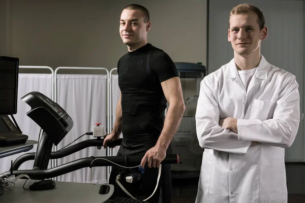 Young doctor and athletic man — Stock Photo, Image