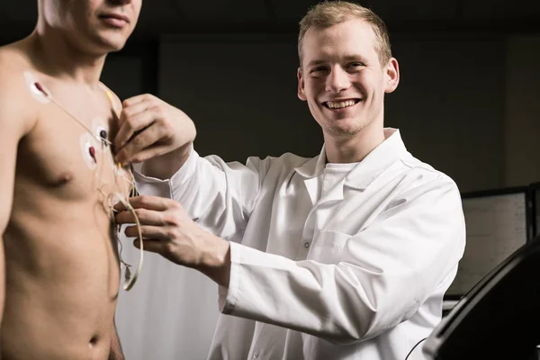 Doctor making the cardiogram examination — Stock Photo, Image