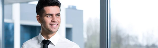 Усміхнений бізнесмен у білій сорочці — стокове фото