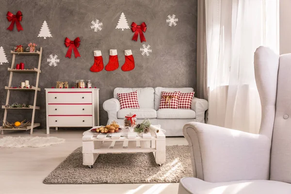 Sala de estar acolhedora com design de Natal — Fotografia de Stock