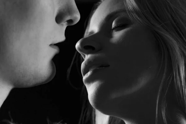 Sensual young couple kissing — Stock Photo, Image