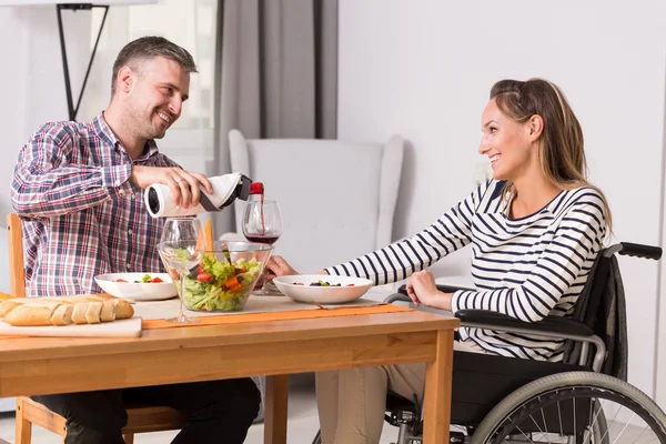 Άνδρας και γυναίκες σε αναπηρικό αμαξίδιο κατά τη διάρκεια γεύματος — Φωτογραφία Αρχείου