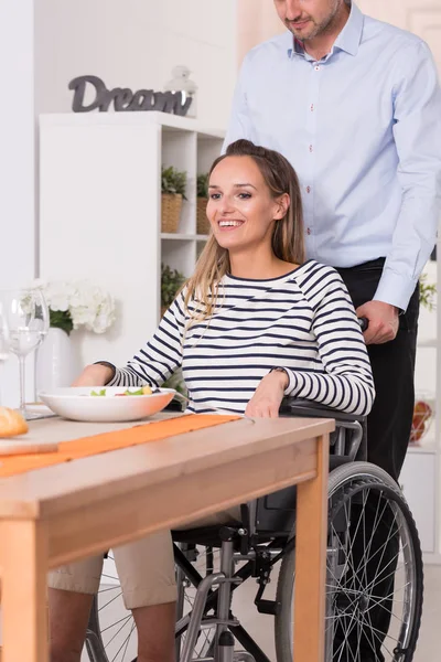 Mujeres sonrientes en una silla de ruedas — Foto de Stock