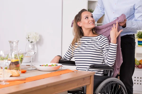 Mujeres en silla de ruedas cubiertas con manta — Foto de Stock