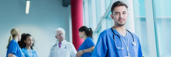 Jovem estagiário da medicina — Fotografia de Stock