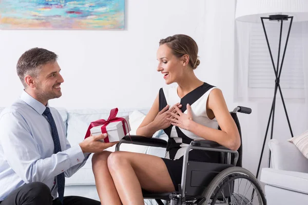 Mujeres felices en silla de ruedas con pareja —  Fotos de Stock