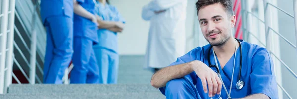 Jovem médico sentado no hospital — Fotografia de Stock