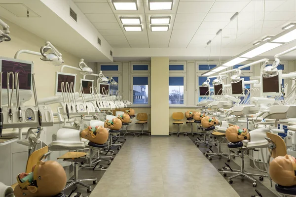 Medizinische Akademie mit Stomatologie-Puppen — Stockfoto