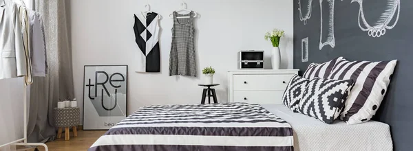 黑色和白色卧室 — 图库照片
