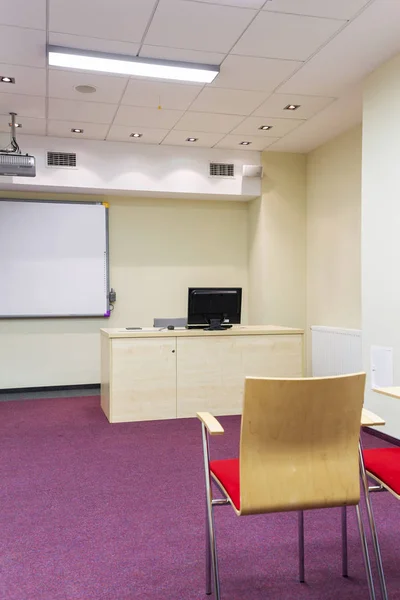 Sala de aula simples brilhante com placa — Fotografia de Stock