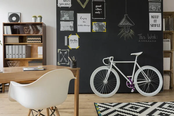 İlham verici scandynavian öğrenci düz 