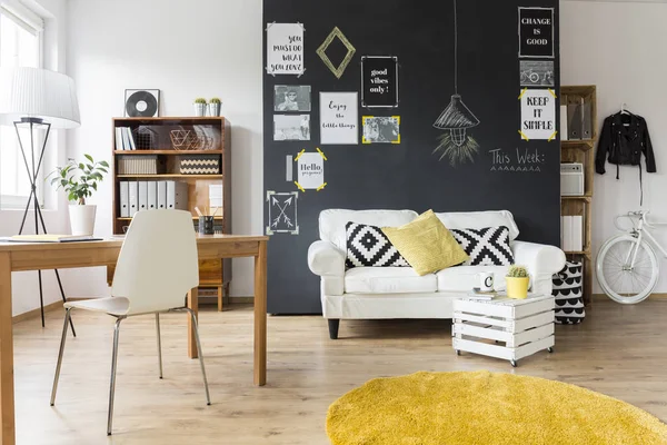 Креативна кімната з вінтажними меблями — стокове фото