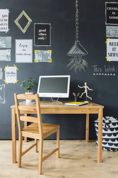 Schoolbord muur met zinnen optimistisch — Stockfoto