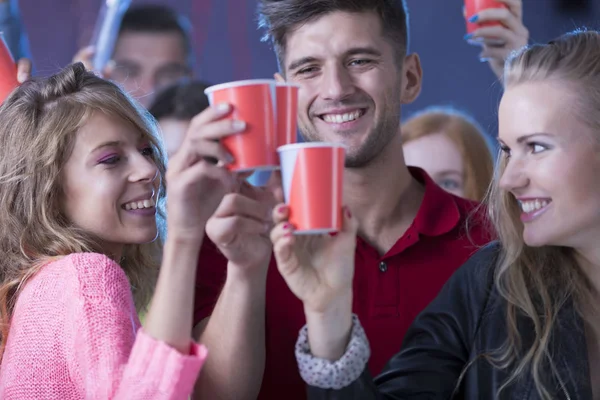 Jeunes amis heureux pendant la fête — Photo