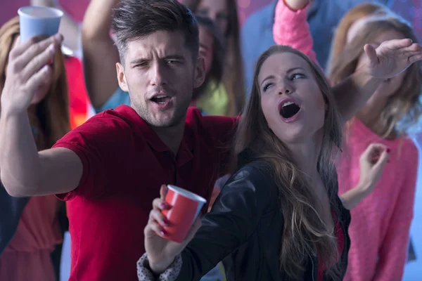 Jonge man en vrouwen dansen — Stockfoto