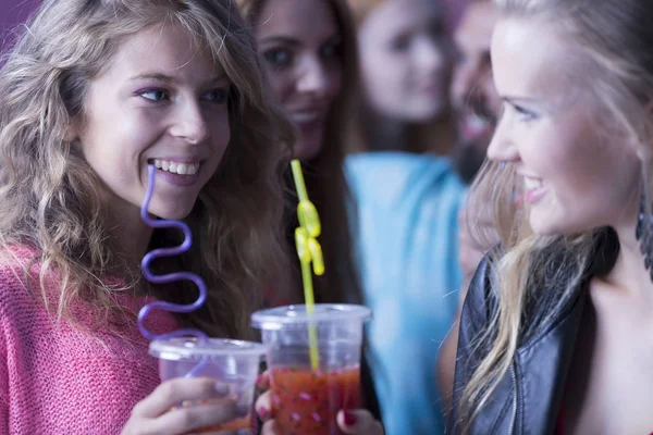 Women drinking cocktails at nightclub — Stock Photo, Image