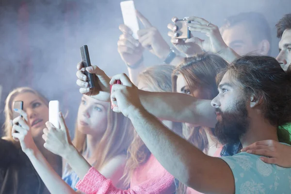 Gente tomando selfie en la fiesta — Foto de Stock