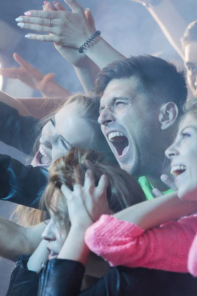 Izgatott emberek egy koncerten — Stock Fotó