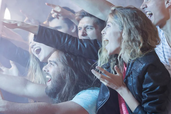 Skara av unga människor på konsert — Stockfoto